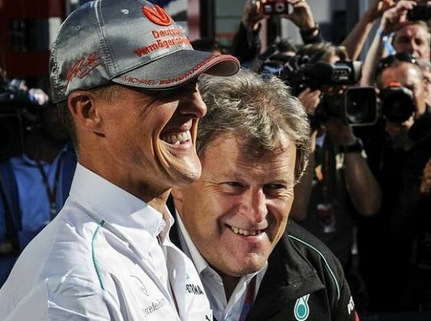 Titel-Bild zur News: Norbert Haug (Mercedes-Motorsportchef), Michael Schumacher