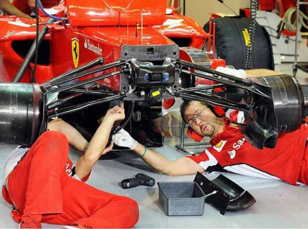 Titel-Bild zur News: Ferrari-Mechaniker bei der Arbeit
