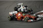 Felipe Massa (Ferrari) vor Sergio Perez (Sauber) 