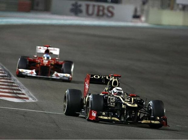 Fernando Alonso jagt Kimi Räikkönen Fernando Alonso jagt Kimi Räikkönen