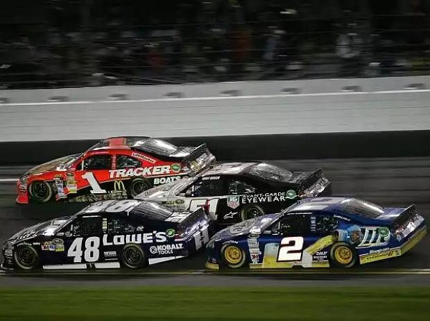 Titel-Bild zur News: Brad Keselowski, Jimmie Johnson