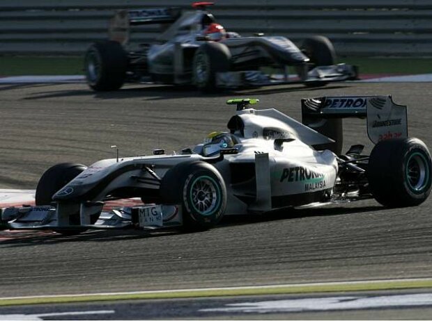 Titel-Bild zur News: Michael Schumacher hinter Nico Rosberg