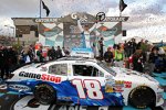 Joey Logano (Gibbs) in der Victory Lane