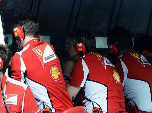 Titel-Bild zur News: Ferrari-Ingenieure