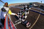 Kevin Harvick gewinnt, dahinter bricht das Chaos los