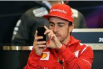 Fernando Alonso (Ferrari) nimmt mit dem iPhone ein Foto für Twitter auf