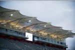 Beleuchtete Haupttribüne bei Einbruch der Dämmerung