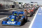 Ein Tyrrell P34 in Austin führt das Feld historischer Formel-1-Auto an