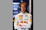 Sebastian Vettel (Red Bull) konzentriert sich mit Kopfhörern und Musik