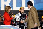 NASCAR-Präsident Mike Helton gratuliert James Buescher 