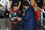 NASCAR-Präsident Mike Helton gratuliert Ricky Stenhouse 