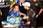 Der im Titelkampf unterlegene Crewchief Chad Knaus gratuliert dem Triumphator Paul Wolfe