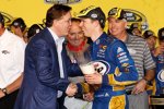 NASCAR-Chef Brian France gratuliert dem neuen Champion Brad Keselowski