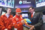 Für ein Autogramm auf einem Helm nahm sich Fernando Alonso ebenfalls Zeit