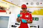 Felipe Massa (Ferrari) zu Besuch im Shell-Track-Labor: Hier werden die letzten PS aus dem Treibstoff herausgekitzelt...