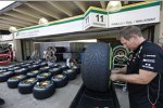 Lotus-Mechaniker arbeitet mit den Pirelli-Reifen