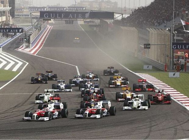 Timo Glock vor Jarno Trulli Timo Glock vor Jarno Trulli