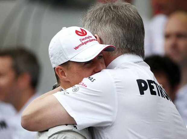Titel-Bild zur News: Ross Brawn (Mercedes-Teamchef), Michael Schumacher