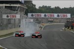 Jenson Button (McLaren) und Lewis Hamilton (McLaren) im Zweikampf