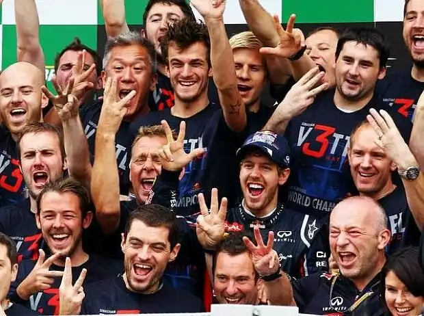 Sebastian Vettel und die Red-Bull-Crew nach dem Titelgewinn in Sao Paulo 2012 Titel-Bild zur News: Sebastian Vettel und die Red-Bull-Crew nach dem Titelgewinn in Sao Paulo 2012