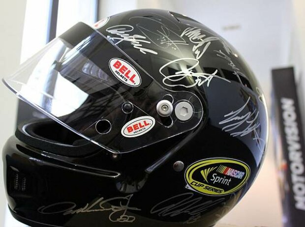 Titel-Bild zur News: Signierter NASCAR-Helm 2012