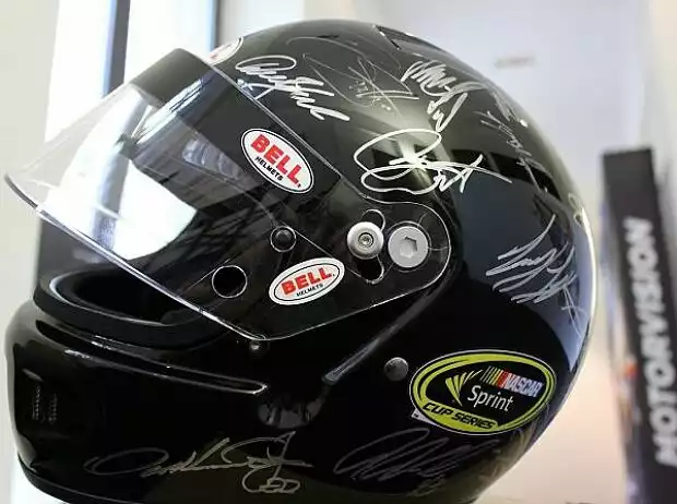 Signierter NASCAR-Helm 2012 Titel-Bild zur News: Signierter NASCAR-Helm 2012