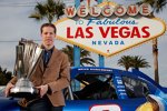 Brad Keselowski und der Meisterpokal