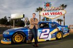 Brad Keselowski und der Meisterpokal