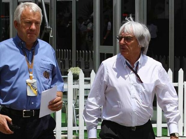 Titel-Bild zur News: Charlie Whiting (Technischer Delegierte der FIA), Bernie Ecclestone (Formel-1-Chef)