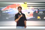 Sebastian Vettel bedankt sich bei den Mitarbeitern der Red-Bull-Fabrik