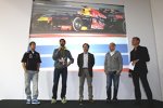 Sebastian Vettel, Mark Webber, Christian Horner (Teamchef) und Adrian Newey (Technischer Direktor) sprechen zu den Angestellten, David Coulthard moderiert den Empfang