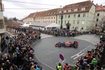Sebastian Vettel fährt mit seinem Red Bull durch die Straßen von Graz