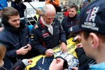 Helmut Marko (Red-Bull-Motorsportchef) gibt Autogramme