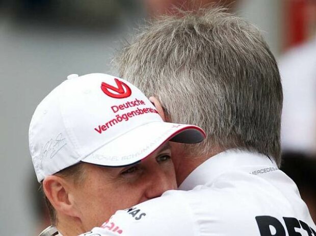 Titel-Bild zur News: Ross Brawn (Mercedes-Teamchef), Michael Schumacher