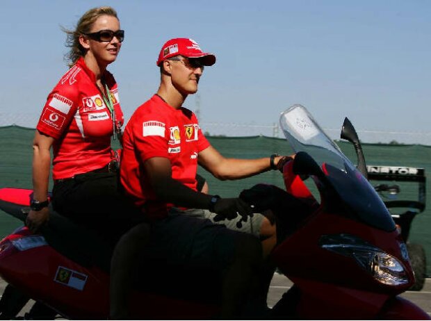 Michael Schumacher mit Medienbetreuerin Sabine Kehm