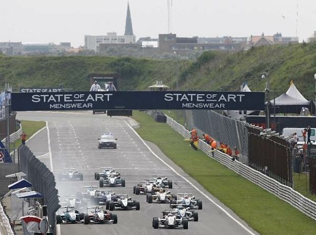 Titel-Bild zur News: Start zum Formel-3-Masters in Zandvoort 2011