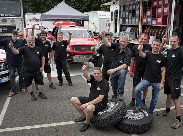 Das HS-Rallye-Team vor dem Start der Rallye Dakar 2013 Das HS-Rallye-Team vor dem Start der Rallye Dakar 2013
