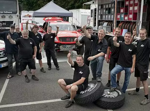 Das HS-Rallye-Team vor dem Start der Rallye Dakar 2013 Titel-Bild zur News: Das HS-Rallye-Team vor dem Start der Rallye Dakar 2013