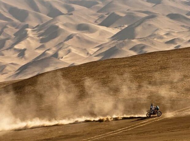 Motorrad in der Dünenlandschaft Motorrad in der Dünenlandschaft
