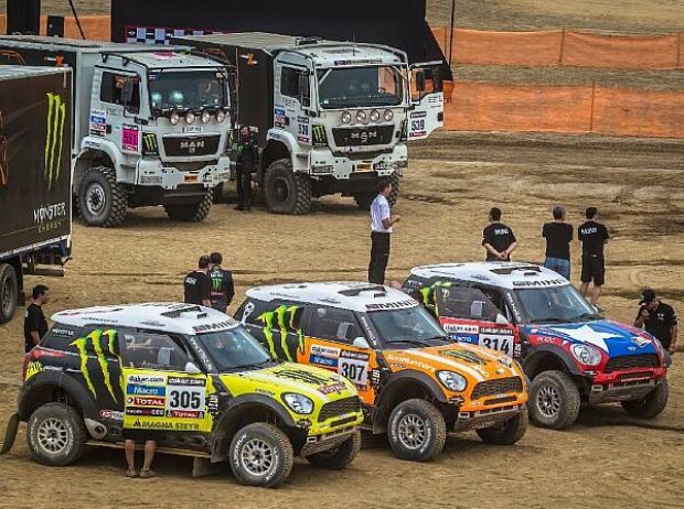 Titel-Bild zur News: Das X-raid-Team vor dem Start der Rallye Dakar 2013