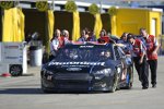 Die Wood-Crew schiebt den Ford Fusion mit Trevor Bayne in Richtung Garage