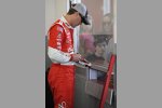 Kevin Harvick findet während des Testbetriebs Zeit für ein paar Autogramme