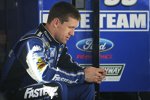 Carl Edwards kümmert sich um sein Smartphone