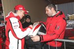 Andrea Dovizioso beglückt einen Autogrammjäger