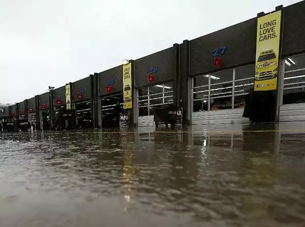 Die Boxengasse des Charlotte Motor Speedway im Dauerregen Titel-Bild zur News: Die Boxengasse des Charlotte Motor Speedway im Dauerregen