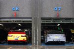 Die Autos von Joey Logano (Penske) und Clint Bowyer (Waltrip) in der Garage