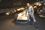 Auch ein Besuch im Mercedes-Benz-Museum stand für Lewis Hamilton auf dem Programm