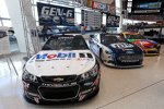 Die neuen Autos von Tony Stewart, Brad Keselowski und Kyle Busch in der NASCAR Hall of Fame in Charlotte