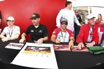 Robert Kauffman, Clint Bowyer, Rui Aguas und Michael Waltrip bei der Autogrammstunde