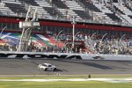 Der Alex-Job-Audi mit der Startnummer 24 kreuzt nach 24 stunden als GT-Sieger die Linie
